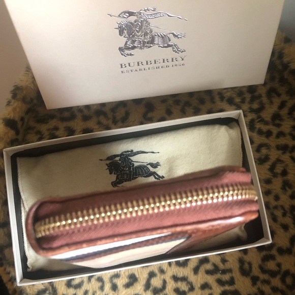 Burberry Zip Around Wallet w/ Box & Dust Bag - Picture 6 of 16